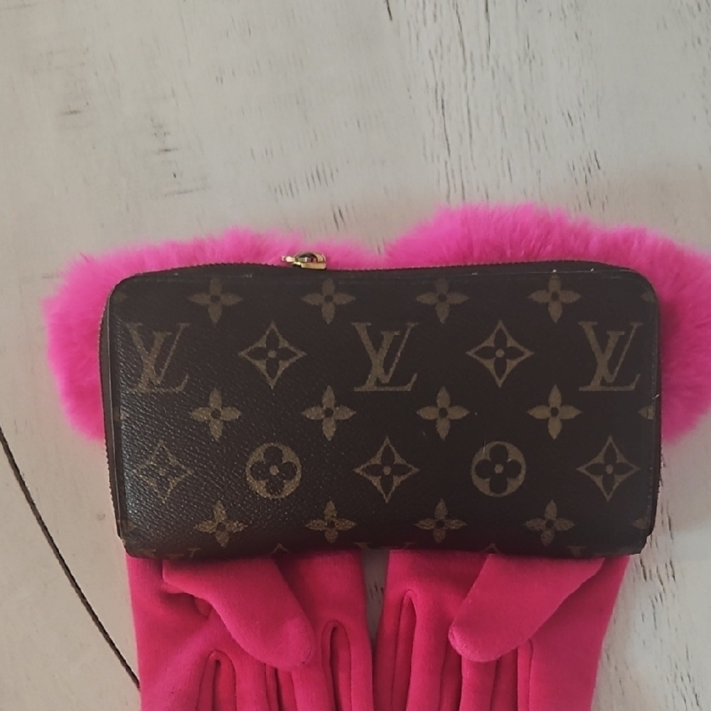 Authentic Louis Vuitton Tan and Brown Monogram Zipper Wallet 8x4 - Picture 15 of 16
